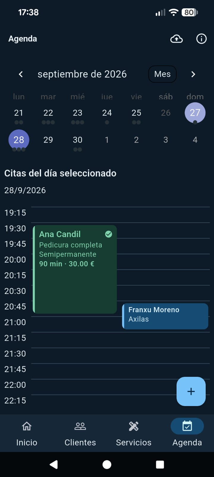 Agenda de Agenda Core en modo oscuro con calendario mensual y citas en intervalos de 15 minutos